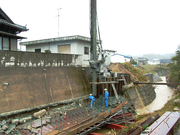 静压植桩机应用于河流护岸的抢险修复工程